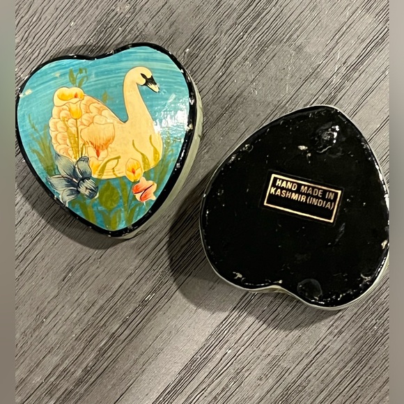 Vintage Paper Mache Laquered Trinket Box , Hand Painted Swan floral pill box - Picture 3 of 6